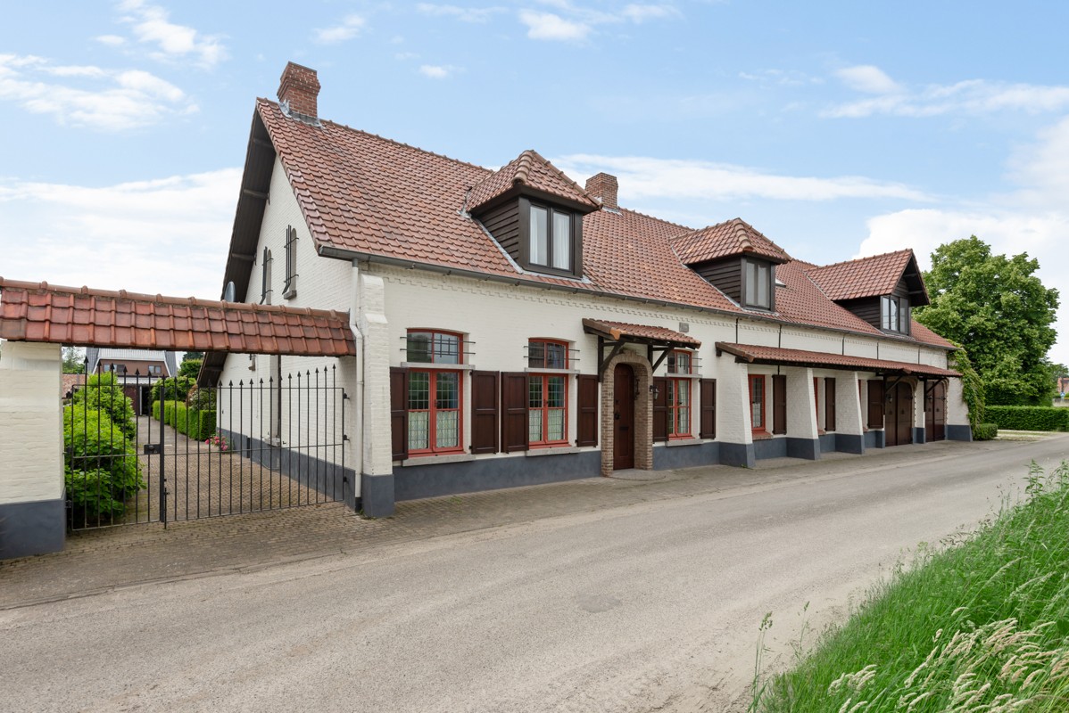 Hoeve met authentieke, karaktervolle elementen vlakbij de dorpskern van Zoersel en op wandelafstand van de groenste long van de Kempen.