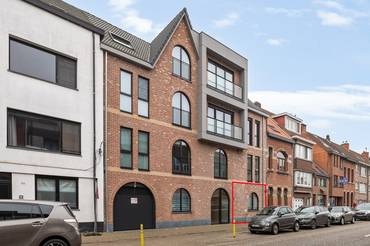 Zonnig 1 slaapkamer gelijkvloersappartement met tuin, ondergrondse P + K op toplocatie!