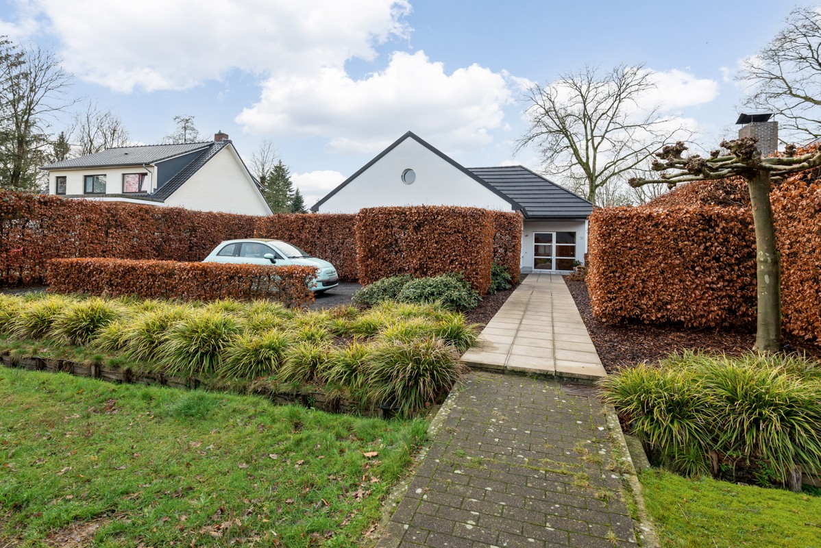 Instapklare gezinswoning met lichtrijke vibes op 841 m² met 3 slpk + bureau in de geliefde Bloemenwijk.