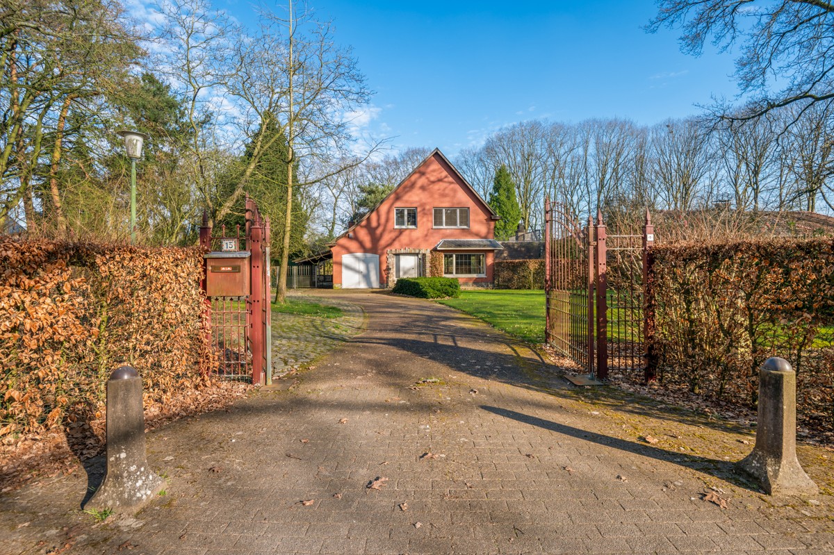 Charmant te renoveren woning op 2192m² aan de voet van het Zoerselbos.
