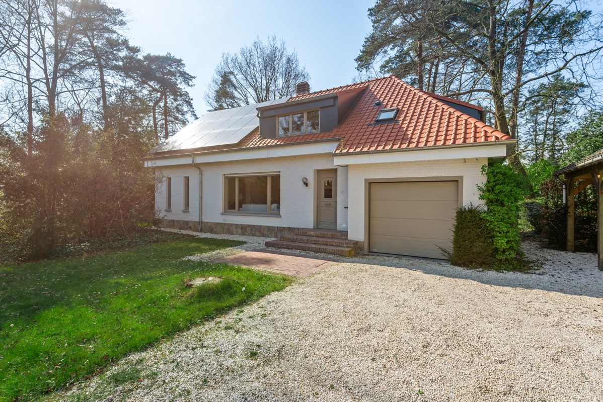 Verder af te werken charmante woning op 1840m² vlakbij het centrum van Sint-Antonius