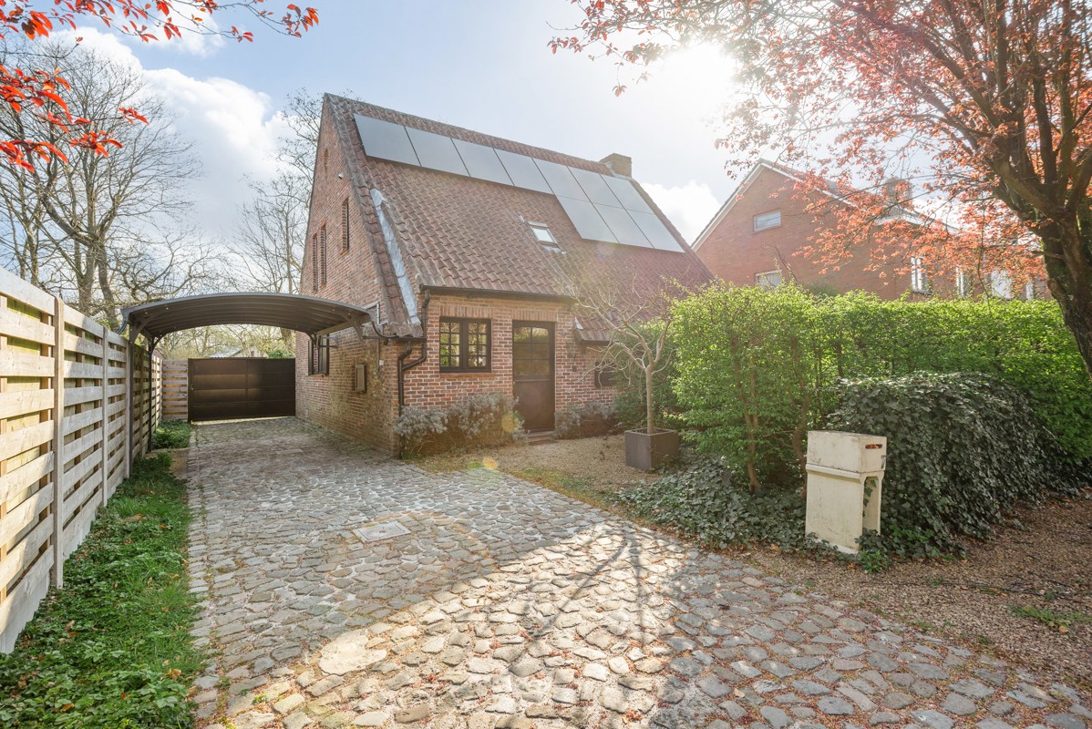 Super charmante woning met 2/3 slaapkamers in een doodlopende straat vlakbij het centrum van Schilde.