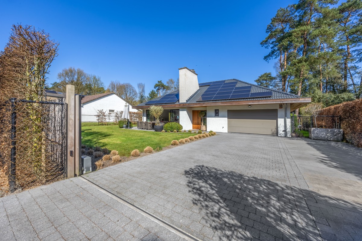 Instapklare woning met 4 slaapkamers & 2 badkamers op toplocatie met verwarmd zwembad in een groene omgeving.