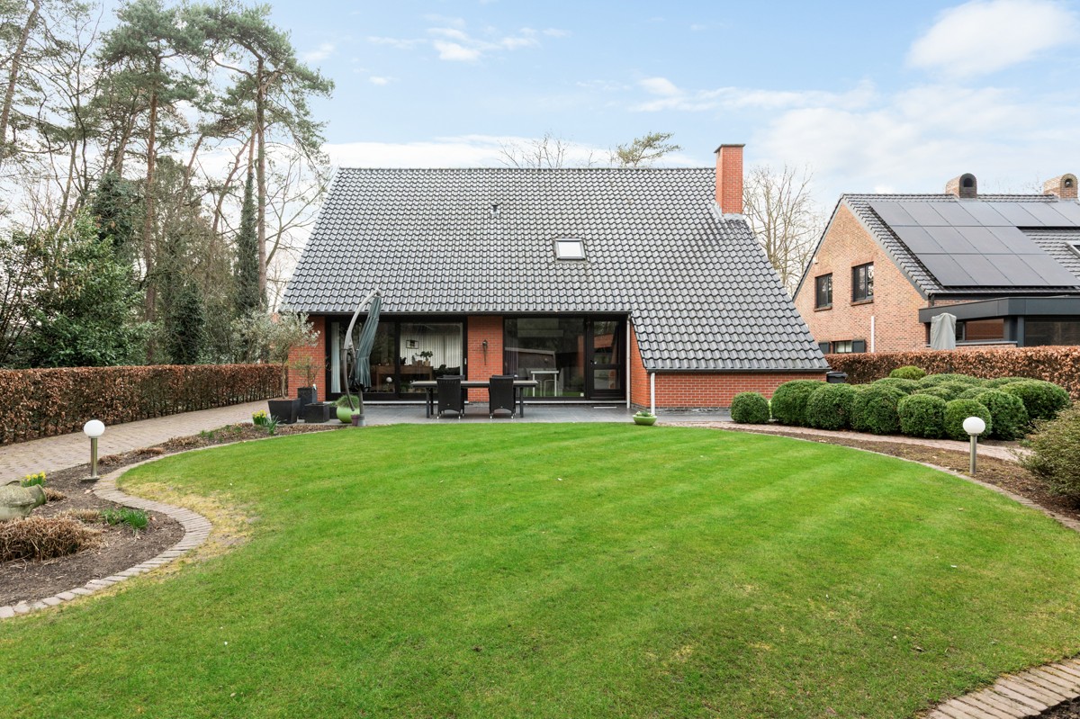 Een verrassend ruim familiehuis op 1135 m² met mogelijks 5 slaapkamers!