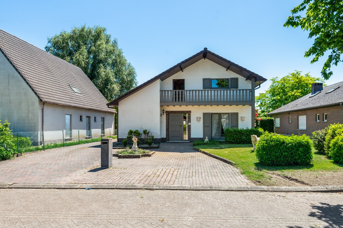 Gelijkvloerswoning met 3 - 4 slaapkamers, garage & prachtig omheinde tuin.