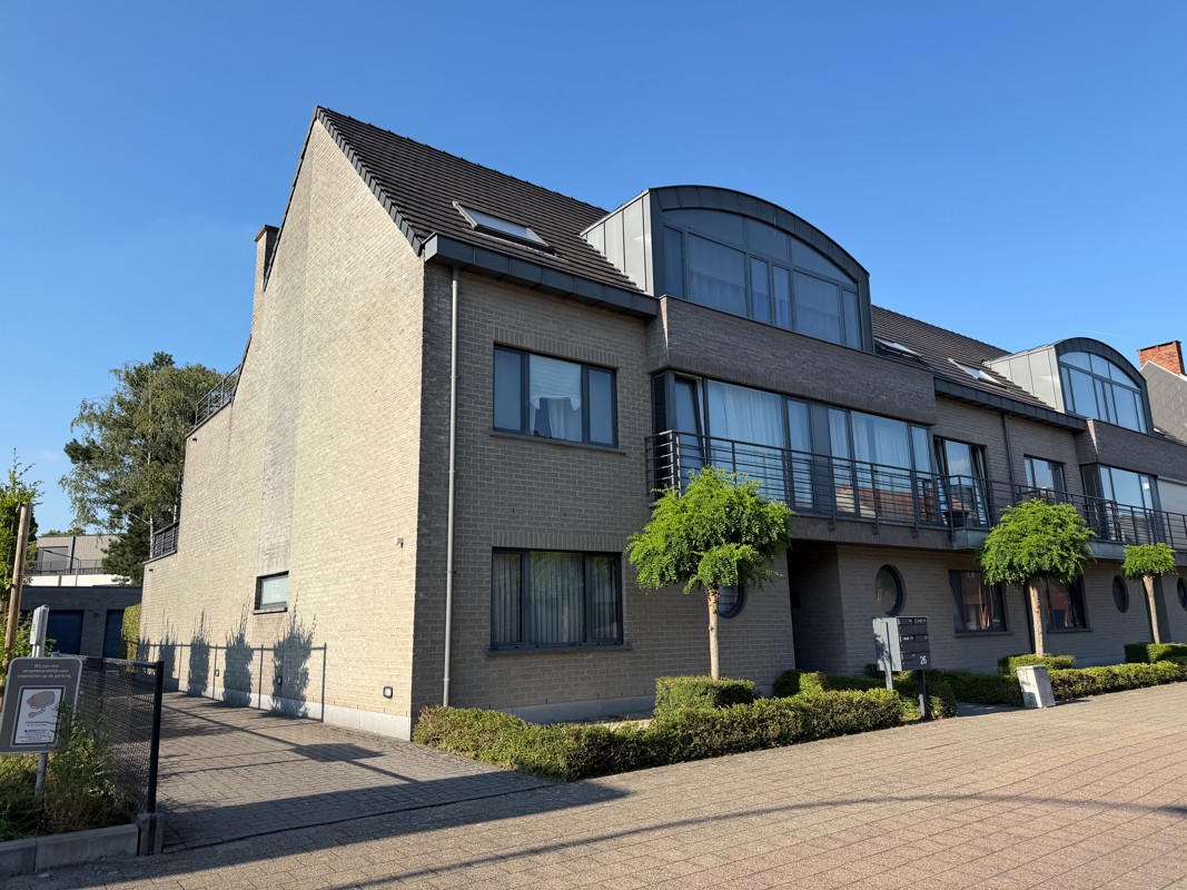 Ruim gelijkvloersappartement met 2 slaapkamers, omheind terras en garage met automatische poort.