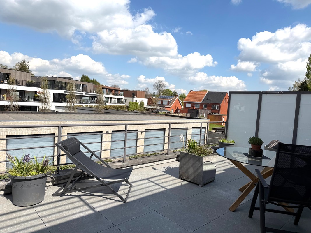 Lichtrijk appartement gelegen op de 1°V (rechts) met 2 slaapkamers, ruim terras en garage met automatische poort.