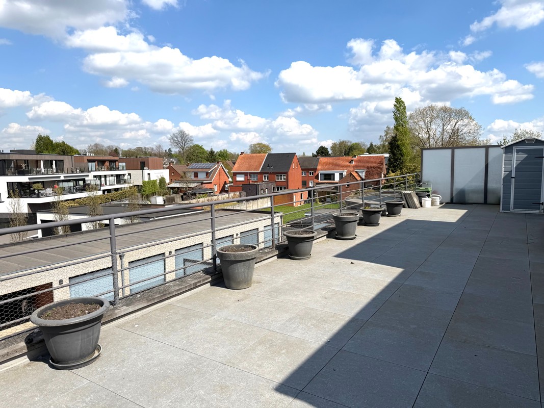 Dakappartement met 2 slaapkamers, ruim terras van ca. 50 m² en garage met automatische poort.