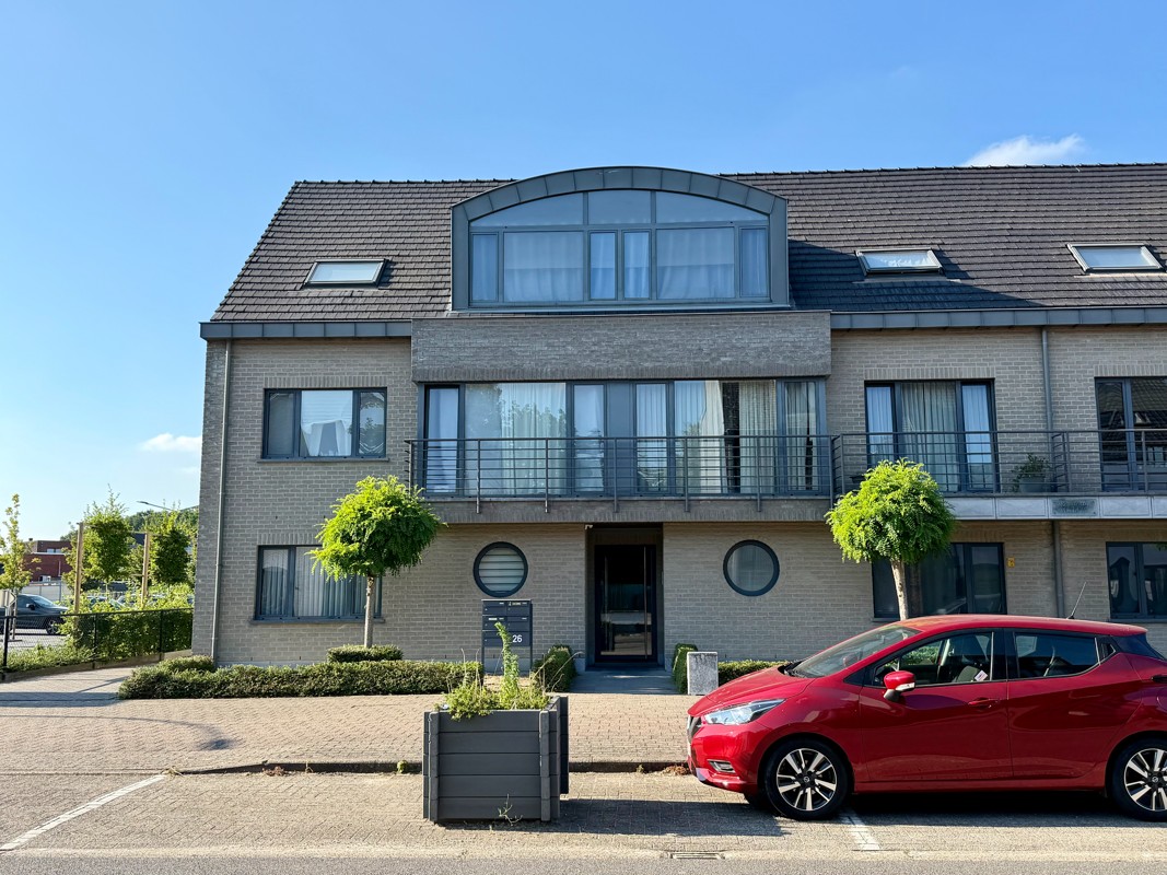 Lichtrijk appartement gelegen op de 1°V (links) met 2 slaapkamers, ruim terras en garage met automatische poort.