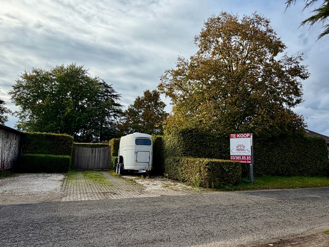 Prachtige ZW gerichte bouwgrond van 941 m² met volwassen tuin.